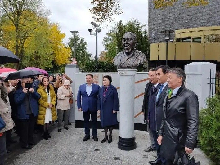 памятник Абаю  в Берлине