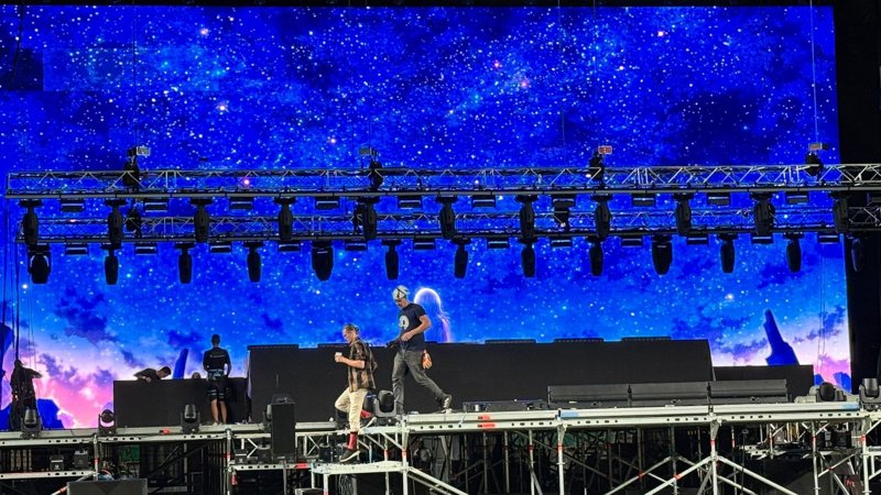 Djeı Lo óner kórsetetin sahna 