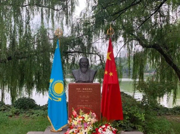 В Пекине открыли памятник Абаю