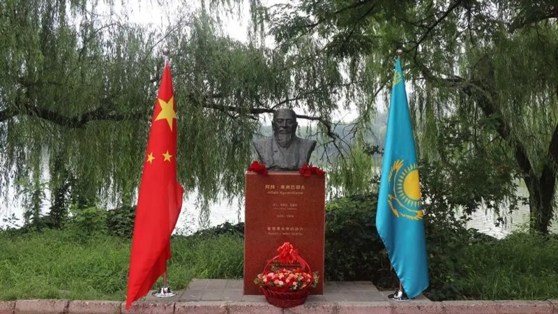 Памятник Абаю в Пекине