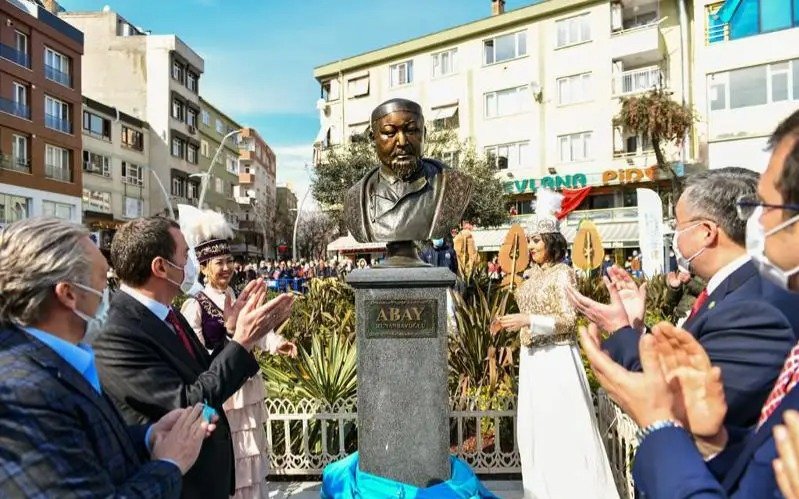 памятник Абаю  в Стамбуле 