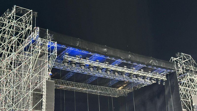 Djeı Lo óner kórsetetin sahna 