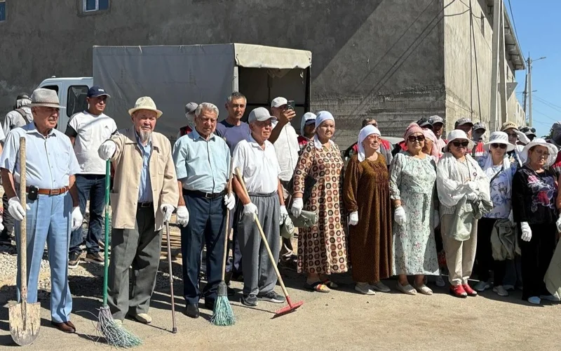 Тысячи жителей Шымкента вышли на общегородской субботник