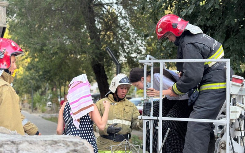 Tarazda kópqabatty turǵyn úıdegi órtten adamdar qutqaryldy