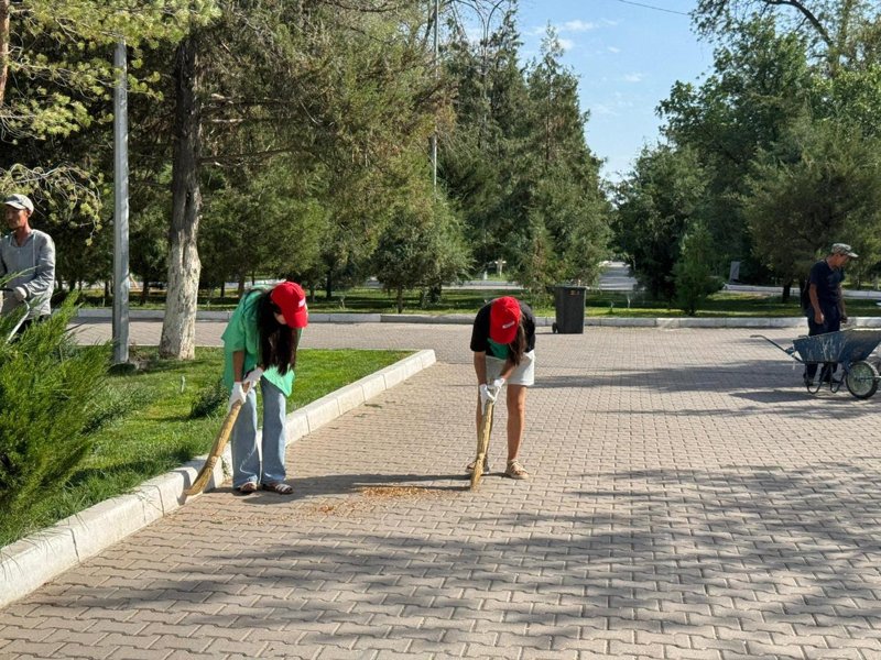 Тысячи жителей Шымкента вышли на общегородской субботник