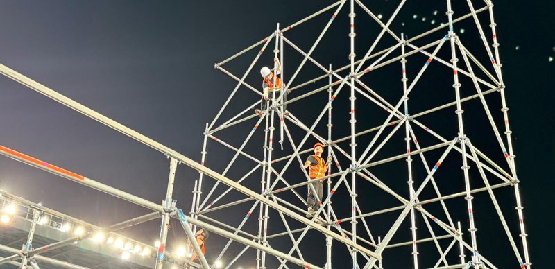 Djeı Lo óner kórsetetin sahna 