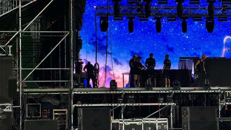 Djeı Lo óner kórsetetin sahna 