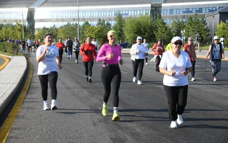Juregimnin Jenimpazy: Astanada ótken qaıyrymdylyq júgirý marafonyna 5 myńǵa jýyq adam qatysty