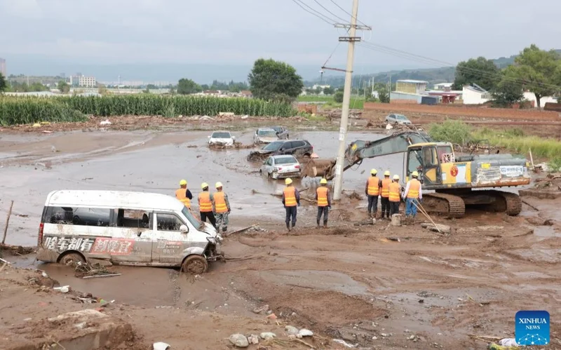 ChatGPT сказал: Қытайдың Юйчжун уезінде тау тасқынынан кейін жолдар мен электр жарығы қалпына келтірілді