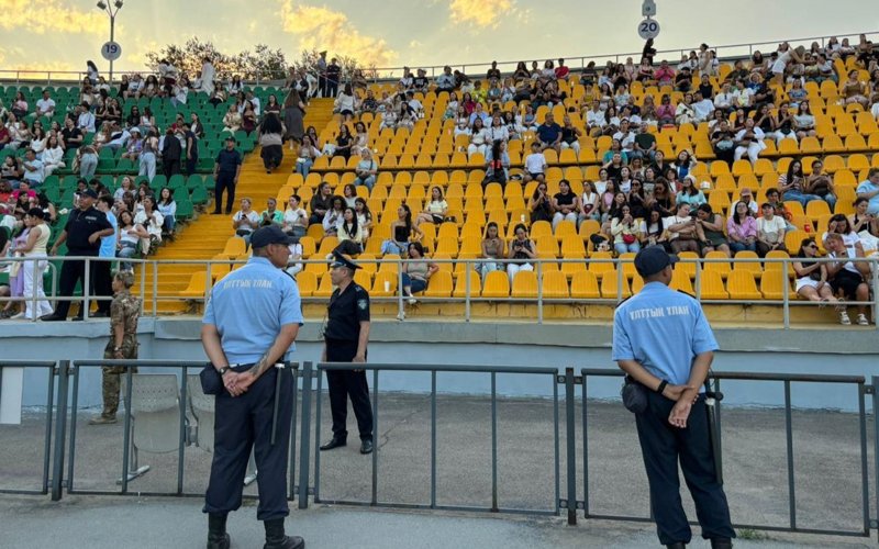Eriktiler men stıýardtar Djennıfer Lopes kontsertine kelgen kórermenderdi oryndaryna ornalastyrýǵa járdemdesip júr Eriktiler men stıýardtar Djennıfer Lopes kontsertine kelgen kórermenderdi oryndaryna ornalastyrýǵa járdemdesip júr