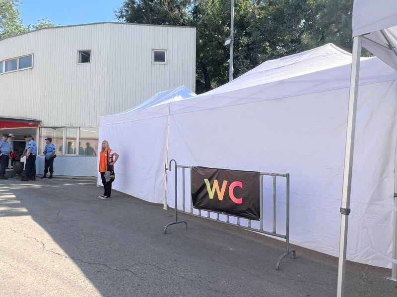Зрители собираются у Центрального стадиона перед шоу Дженнифер Лопес в Алматы