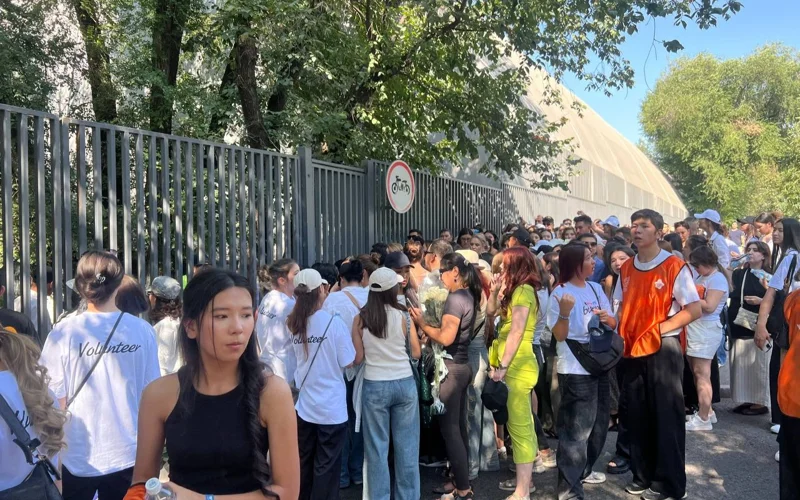 Зрители собираются у Центрального стадиона перед шоу Дженнифер Лопес в Алматы