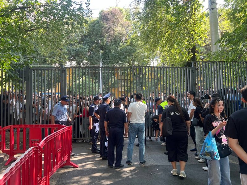 Зрители собираются у Центрального стадиона перед шоу Дженнифер Лопес в Алматы
