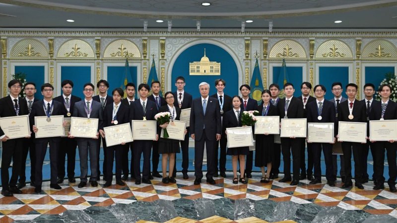 Касым-Жомарт Токаев наградил победителей и призеров международных олимпиад