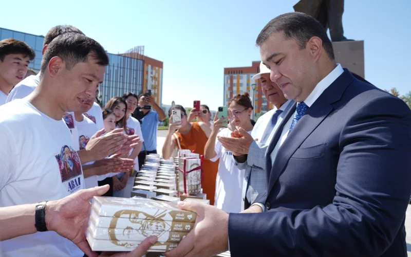 Түркістанда Абайдың 180 жылдығына орай жастар мен тұрғындарға «Абай жолы» романы таратылды