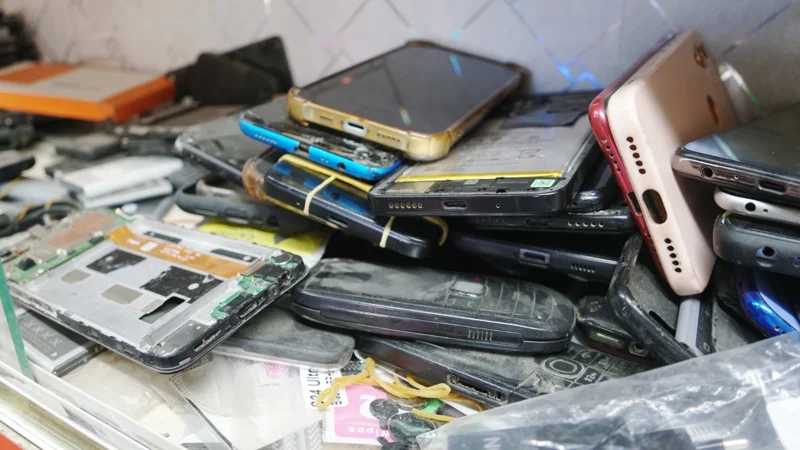 8-letnıı master v Týrkestanskoı oblastı chınıt telefony ı mechtaet o karere ınjenera