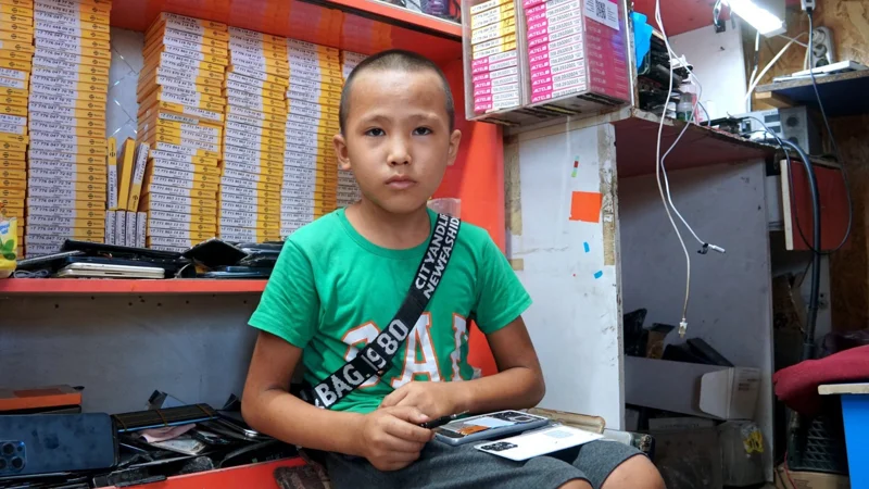 8-летний мастер в Туркестанской области чинит телефоны и мечтает о карьере инженера