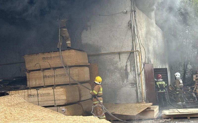 В Кызылорде локализовали пожар в строительном магазине В Кызылорде локализовали пожар в строительном магазине