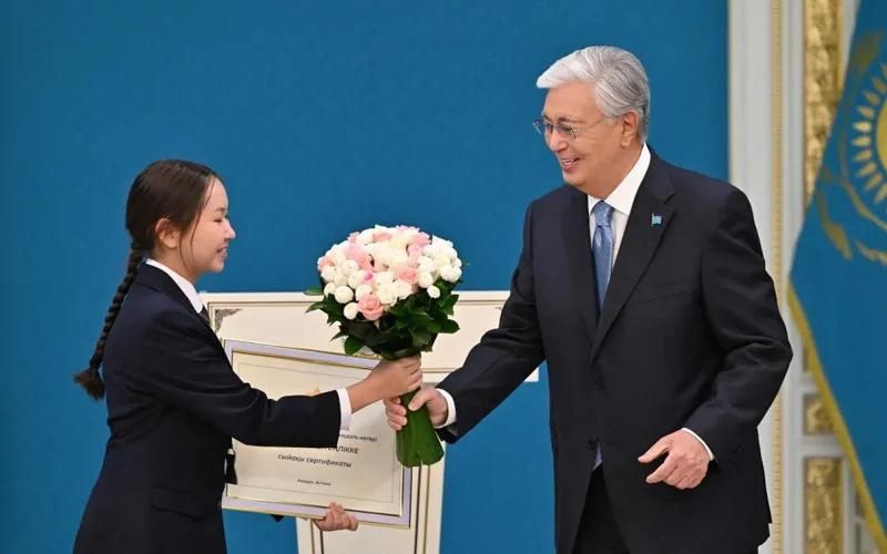 President awards winners of international school subject olympiads