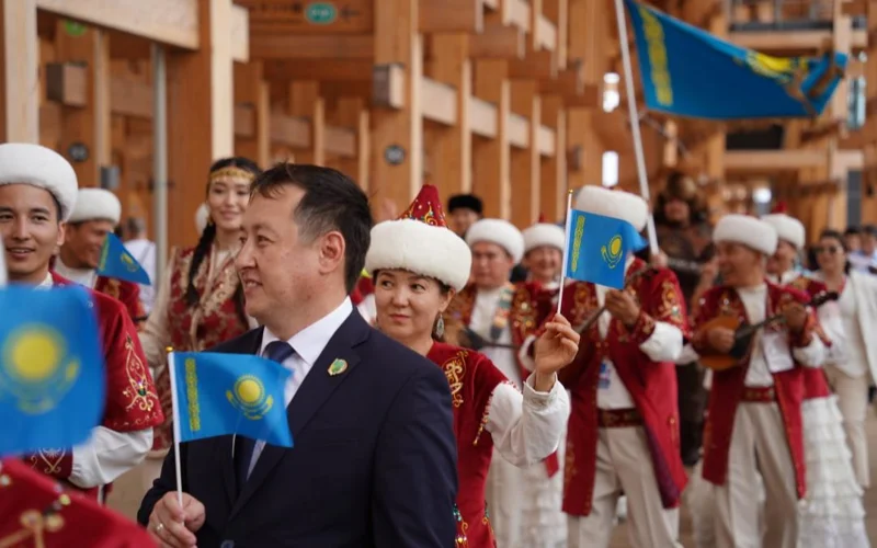 Flag Kazahstana podnıalı v ıAponıı v chest Natsıonalnogo dnıa RK