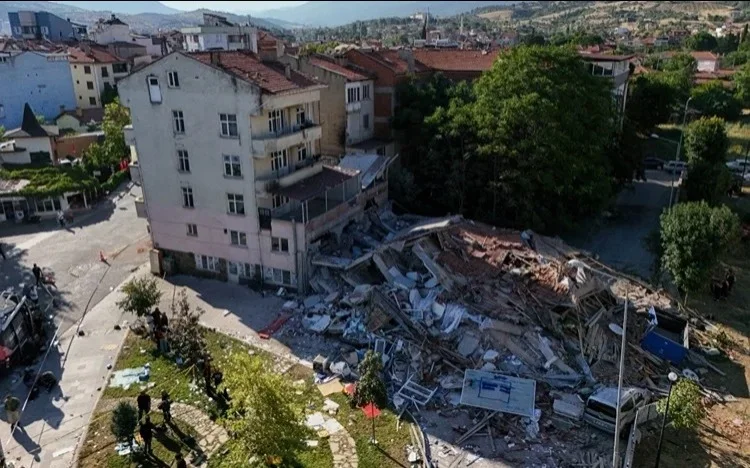 Túrkııadaǵy jer silkinisi: sarapshylar qalalardy nyǵaıtý boıynsha shuǵyl sharalar qabyldaýdy talap etti