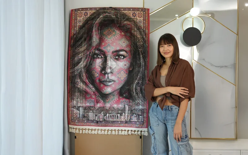 Казахстанская художница подарила Дженнифер Лопес уникальную картину-ковер