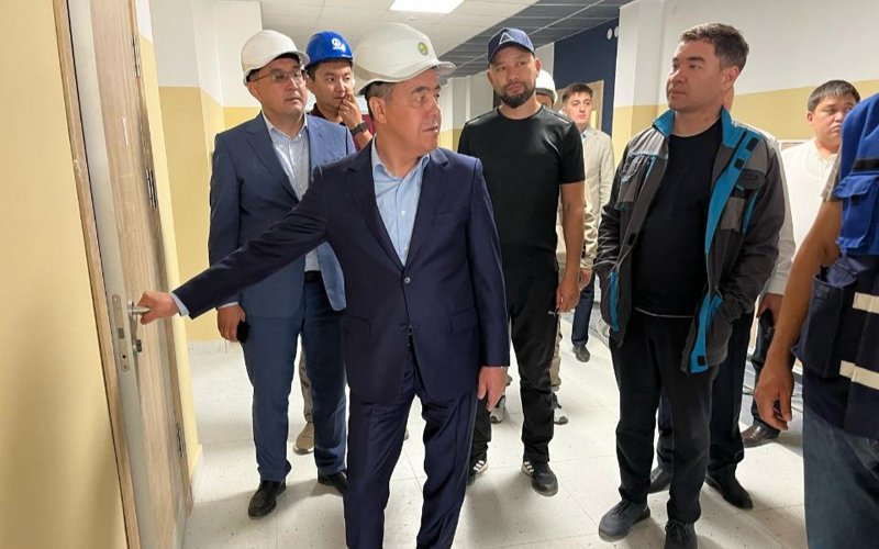 Аким ЗКО проверил строящиеся школы