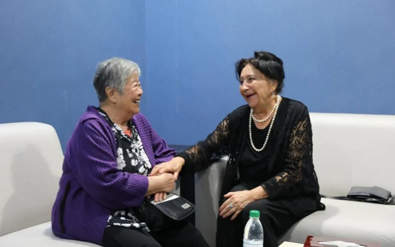 9 октября 2024 года, Ухань, Китай. Сянь Нина, дочь китайского композитора Сянь Синхая /слева/, и Балдырган Байкадамова, дочь казахстанского композитора Бахытжана Байкадамова.