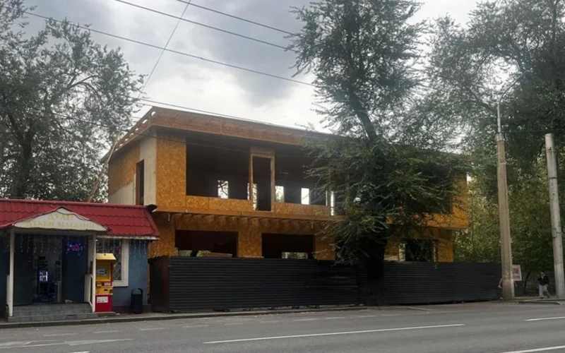 Двухэтажное здание сносят в центре Алматы
