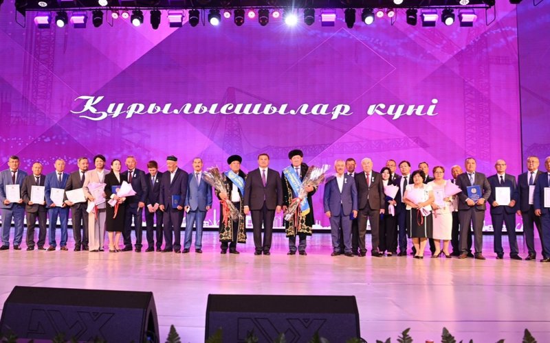 Qyzylordada qurysh qoldy qurylysshylarǵa qurmet kórsetildi Qyzylordada qurysh qoldy qurylysshylarǵa qurmet kórsetildi