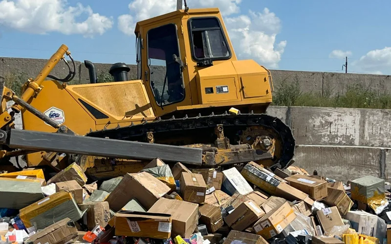 Вейпы на миллиард тенге пустили под бульдозер в Павлодаре