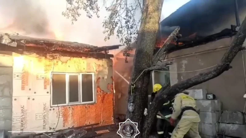 Два пожара за час: в Алматы одновременно тушили жилой дом и склад