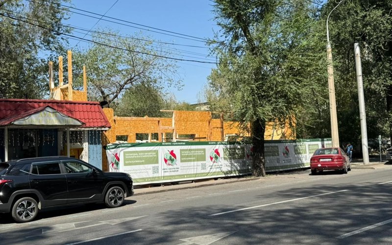 Очередное здание сносят в центре Алматы Очередное здание сносят в центре Алматы