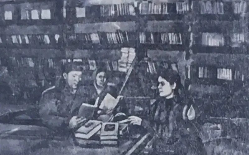 В отделе подписных изданий книжного магазина в Петропавловске всегда много покупателей