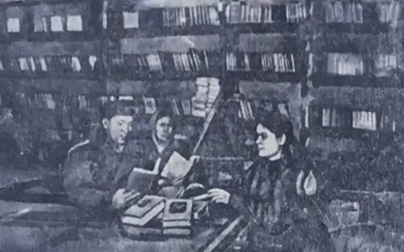 Фото: Кутубхона мудири Р.Ақбердина ва кутубхоначи К.Нетуллина “Социализм йўли” фермер хўжалиги чорвадорлари учун адабий китоблар танламоқда. Ю. Яневский. Кazinform фото архиви Фото: Кутубхона мудири Р.Ақбердина ва кутубхоначи К.Нетуллина “Социализм йўли” фермер хўжалиги чорвадорлари учун адабий китоблар танламоқда. Ю. Яневский. Кazinform фото архиви