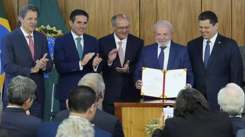 Brazılııa AQSh-tyń 50 paıyzdyq tarıfine qarsy qoldaý josparyn iske qosty