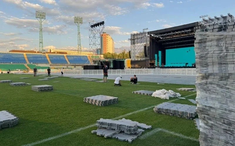 Алматыдағы орталық стадион көгалы Джей Ло концертінен кейін қандай күйде