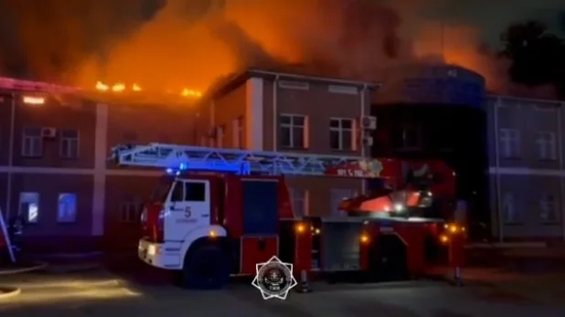 Shymkentte Abaı aýdany ákimdiginiń ǵımaraty órtendi