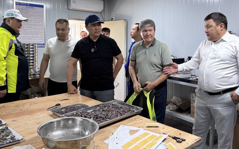 Májilis depýtaty Ulytaýdaǵy joldardyń sapasyn tekserdi