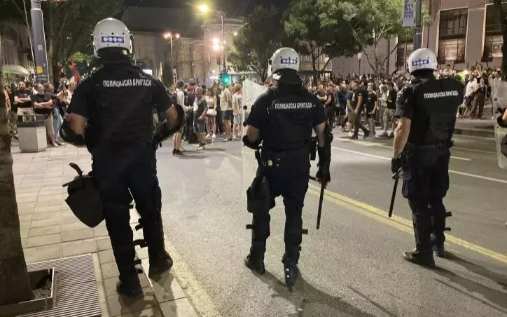 Более 70 человек пострадали в ходе беспорядков в Сербии