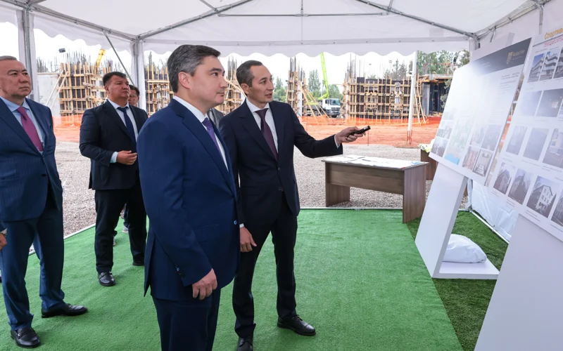 Олжас Бектенов проверил ход строительства казахстанских санаториев в Кыргызстане 