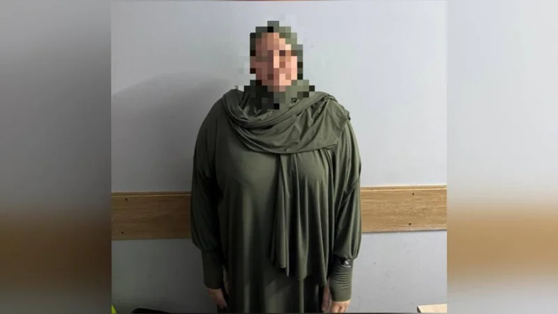 Almatyda jalǵan týrmen jarnama jasap, aqshany qaltaǵa basqan áıel ustaldy