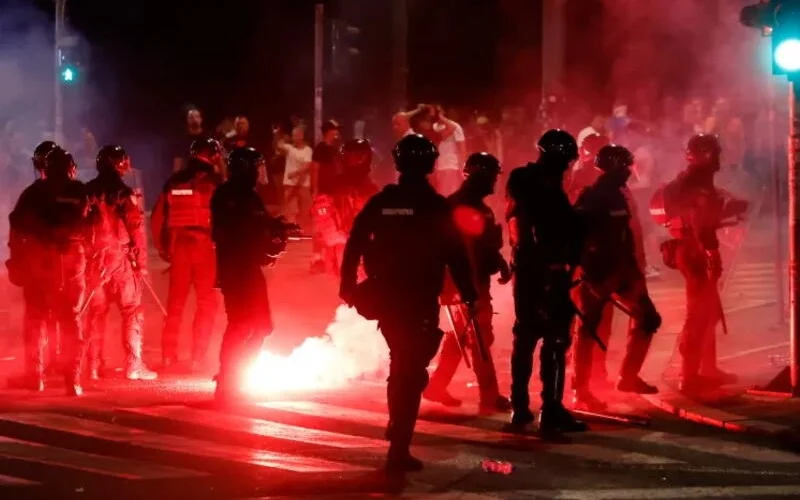 Беспорядки не утихают в Сербии