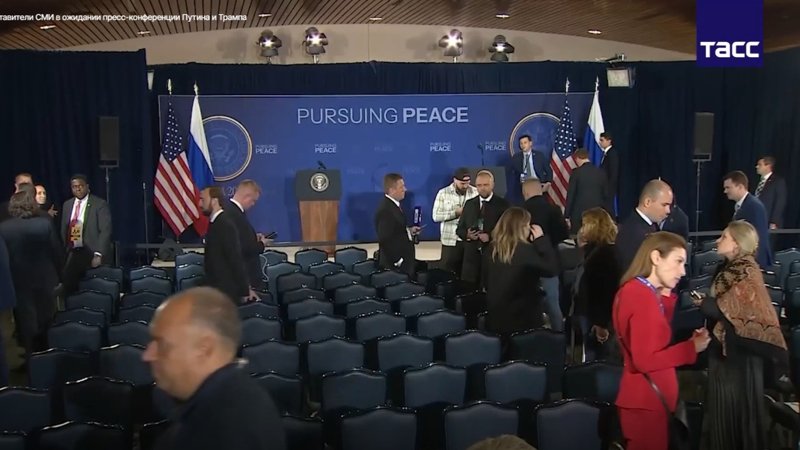 Представители СМИ в ожидании пресс-конференции Путина и Трампа.