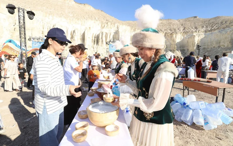 Mańǵystaýda alǵash ret «Aq Maıa Fest» shubat festıvali ótti 