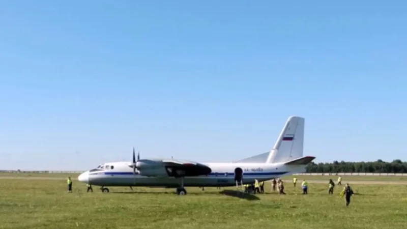 Самолет Ан-24 выкатился за пределы ВПП в Тюмени