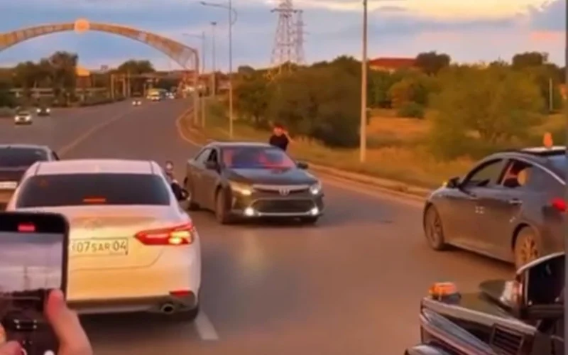 Ақтөбеде көпір үстінде қарсы бағытқа шыққан той кортежінің жүргізушісі жазаланды 