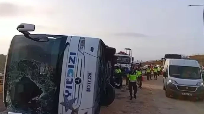 Túrkııada jolaýshylar avtobýsy aýdarylyp, 3 adam qaza tapty