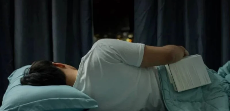 бір қырынан жату