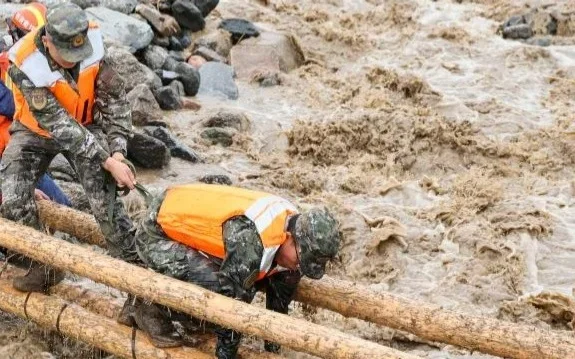Хитойда сув тошқини оқибатида ўн киши ҳалок бўлди